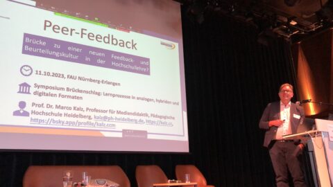 Prof. Dr. Marco Kalz hält seine Keynote zum Peer-Feedback